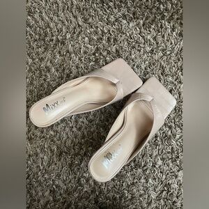 The cutest nude duck toe heel